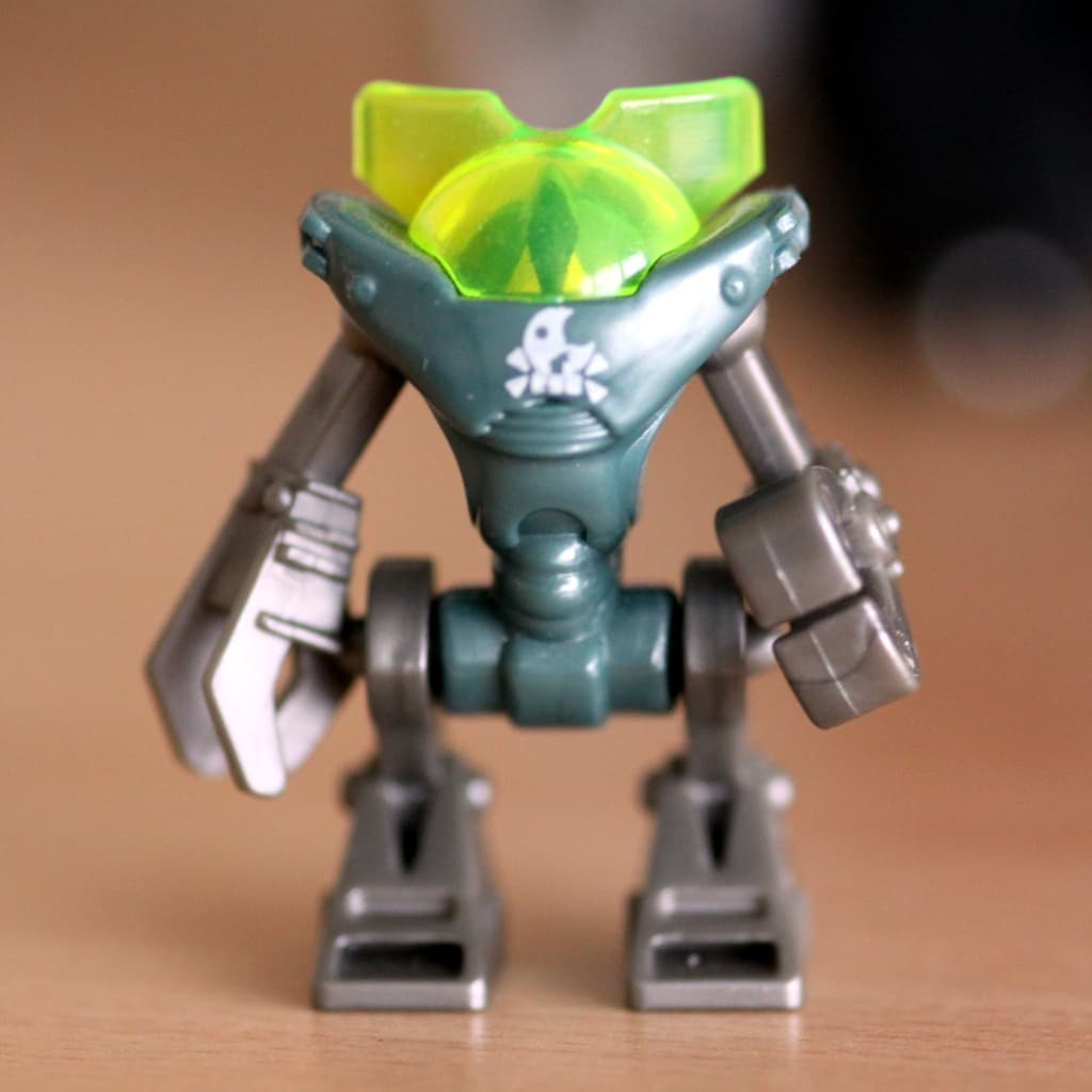 Robot de jucărie cu articulații mobile